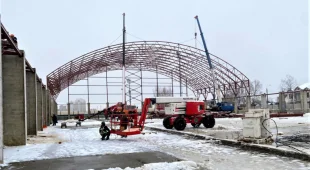 Строители приступили к монтажу перекрытия футбольного манежа в Домодедове